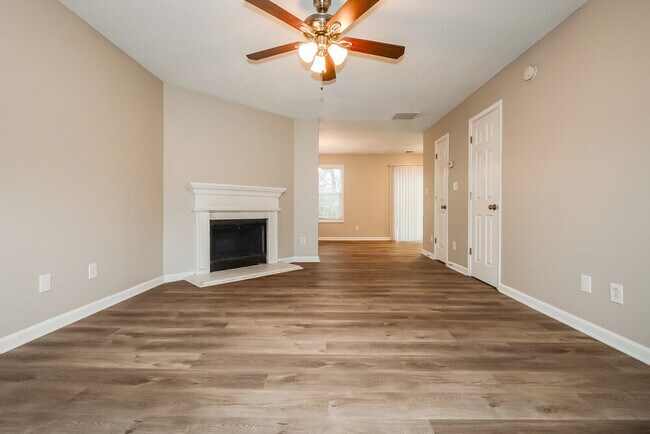 Foto del edificio - 6612 Chestnut Oaks Ridge