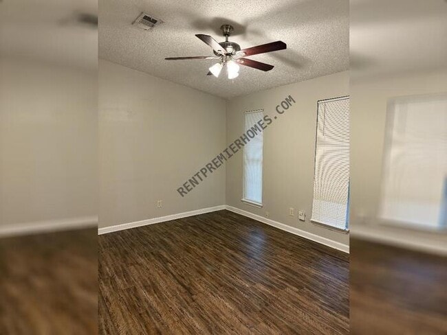 Building Photo - 8403 Woodview Dr E