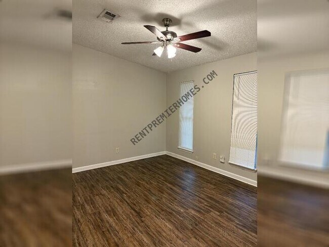 Foto del edificio - 8403 Woodview Dr E