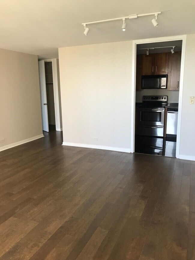 Foto del edificio - 2626 N Lakeview Ave