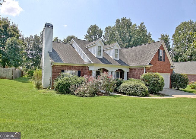 Building Photo - 77 Pine Crescent