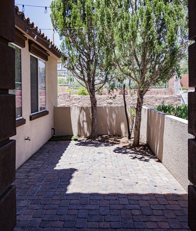 Building Photo - Townhome near Downtown Summerlin