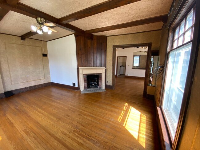 Building Photo - 1544 D St