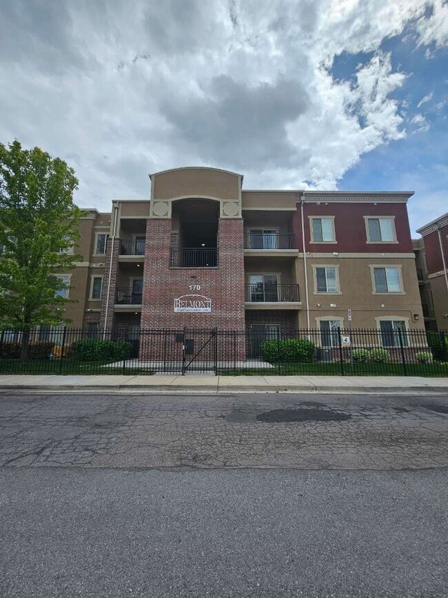 Building Photo - GORGEOUS Downtown Unit!!!