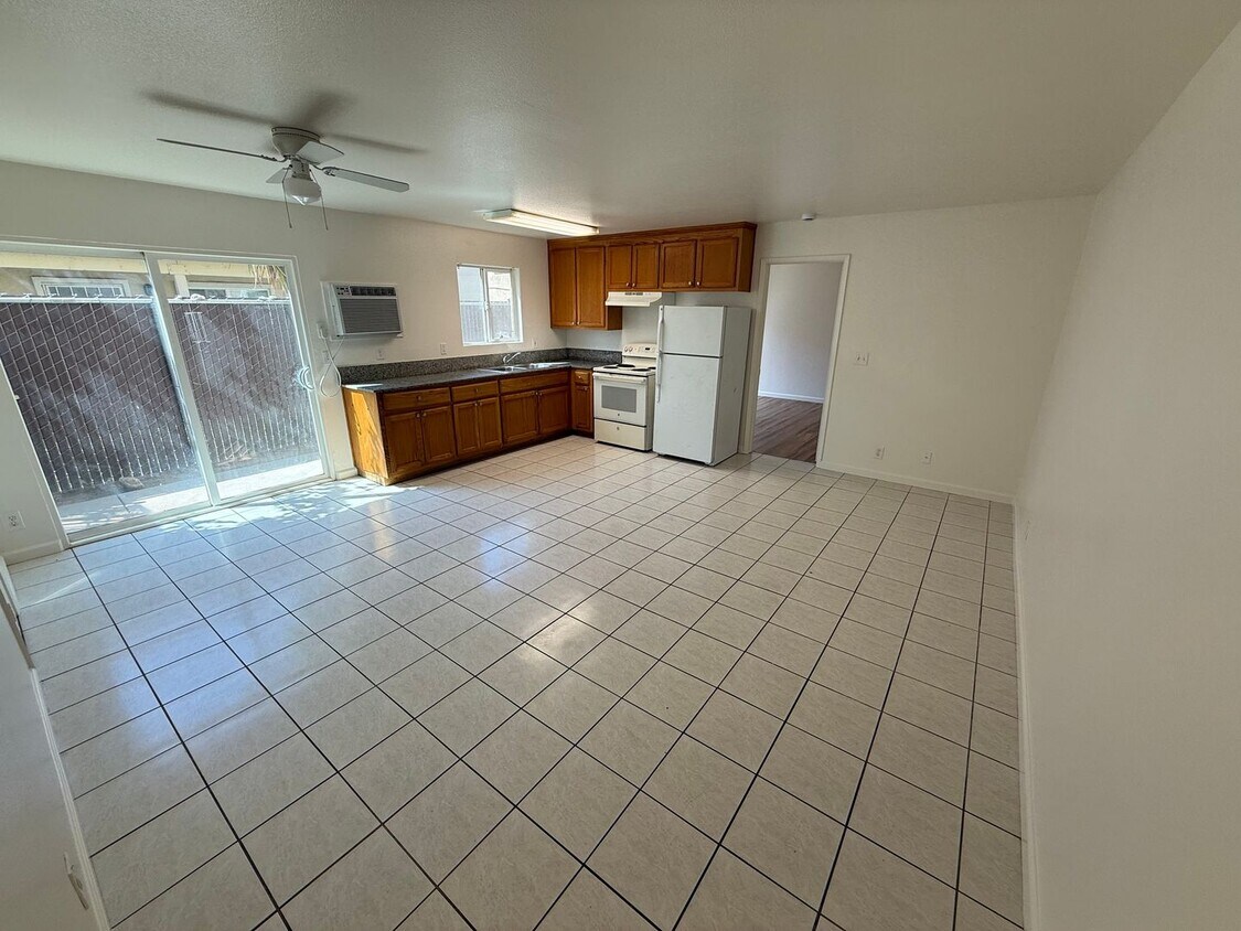 Primary Photo - 222-222 W J St