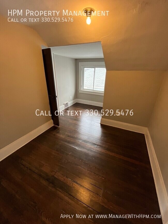Building Photo - Move In Special First Month's Rent Free 1 ...