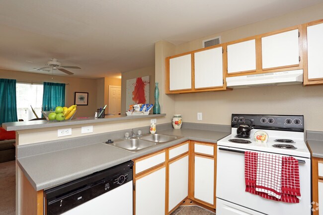 2BR, 2BA - 1,000 SF - Kitchen - Cambury Hills