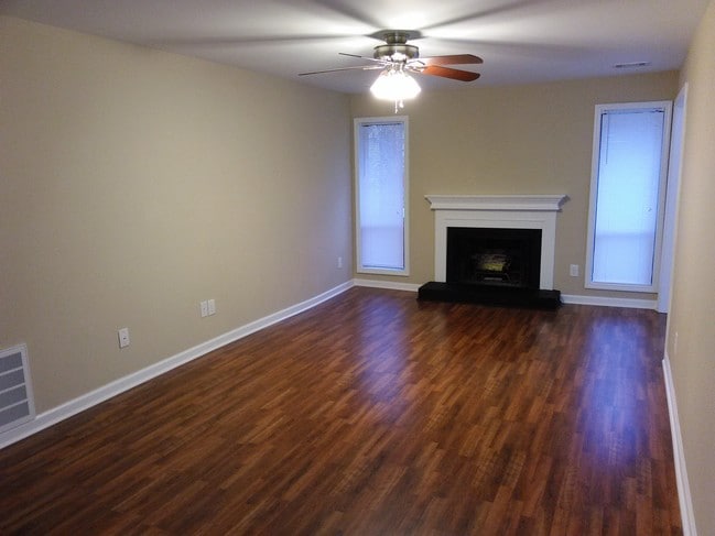Building Photo - 9400 Roberts Dr