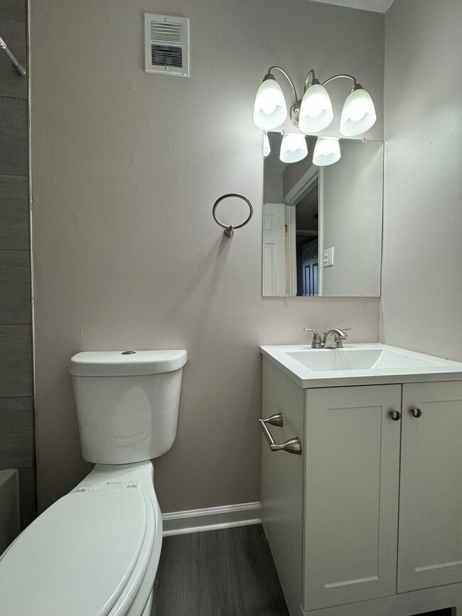 Building Photo - Beautifully Updated 2-Bedroom in Grove Park—Transit Access