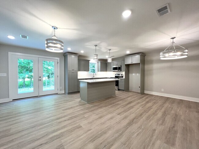 Foto del edificio - TOWNHOME ON WEST SIDE NEAR FIVE OAKS GOLF COURSE!