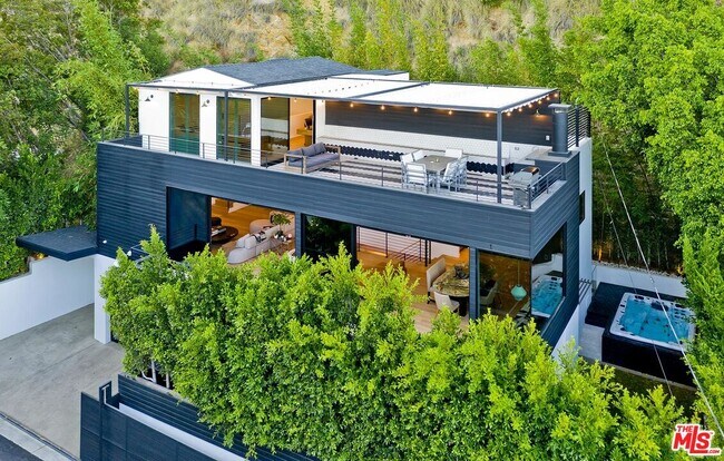 Building Photo - 2164 Sunset Plaza Dr