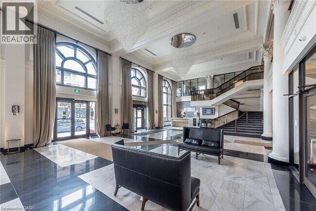 Photo du bâtiment - 112 King St E