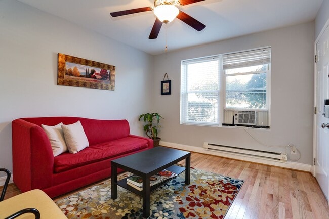Bright apartment - 1719 H St NE