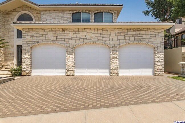 Building Photo - 3609 Viewcrest Dr
