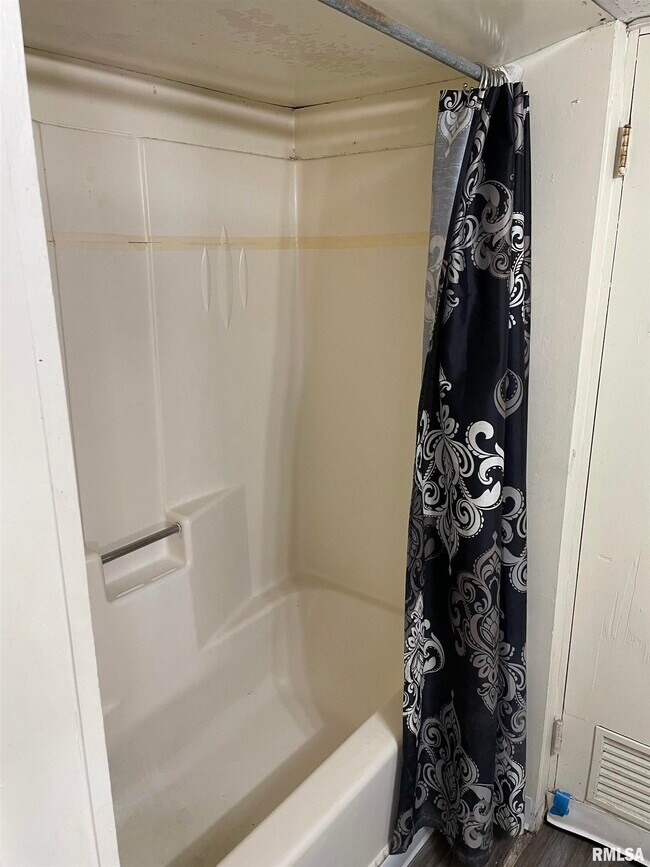 Building Photo - 325 S 4th St