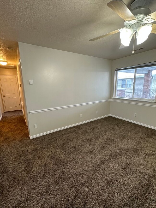 Building Photo - BRENTWOOD CONDO 2 Bed 1 Bath with Optix in...