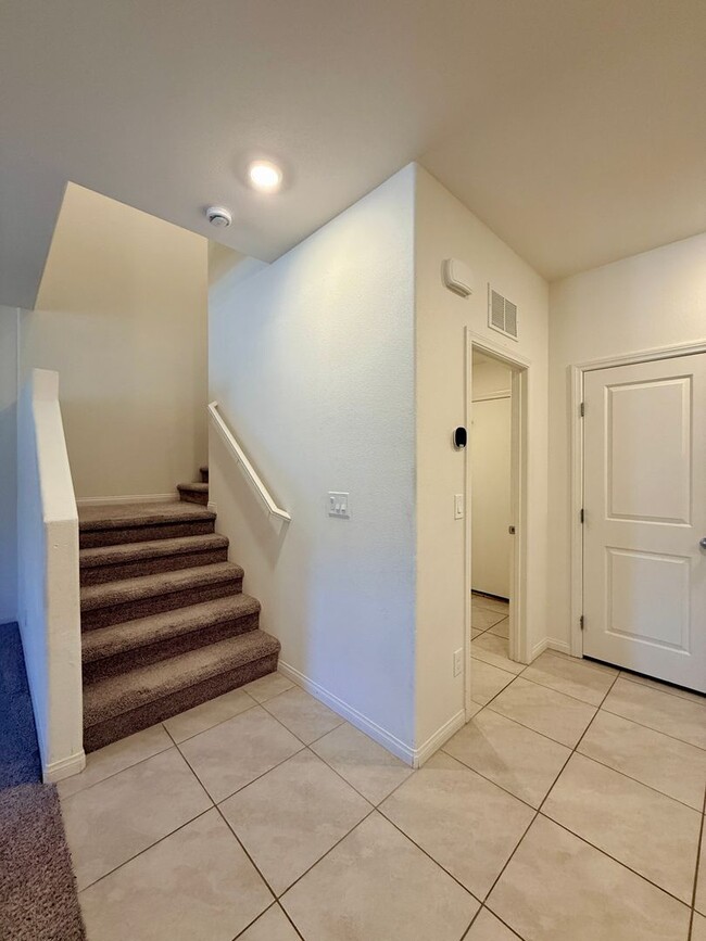Building Photo - Beautiful Inspirada Townhome! 1/2 off first full month if leased by 5/15/26!