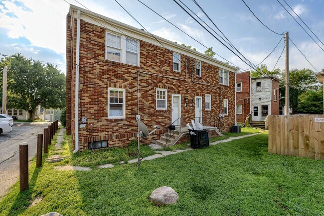 Photo - Charming 3 Bedroom Duplex Close to Dining,... Apartment