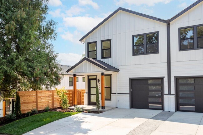 Foto del edificio - NEW LUXURY TOWNHOME- Private Backyard Oasi...