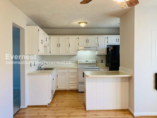 Foto del edificio - 3 Bed/2.5 Bath Townhome with Fenced Yard / Available Soon!