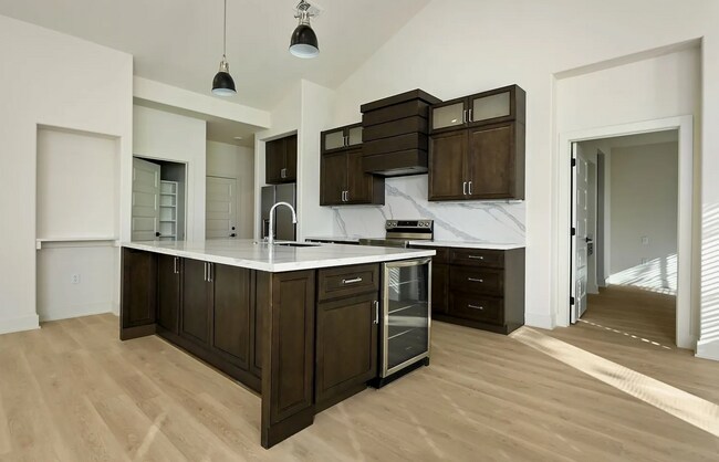 Building Photo - 213 E Maplewood Ln