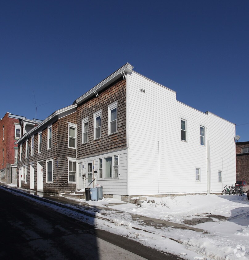 Primary Photo - 105 Railroad Ave