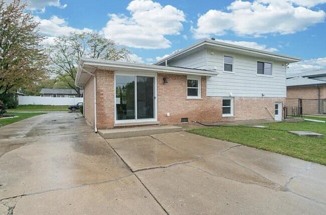 Building Photo - 14743 Long Ave