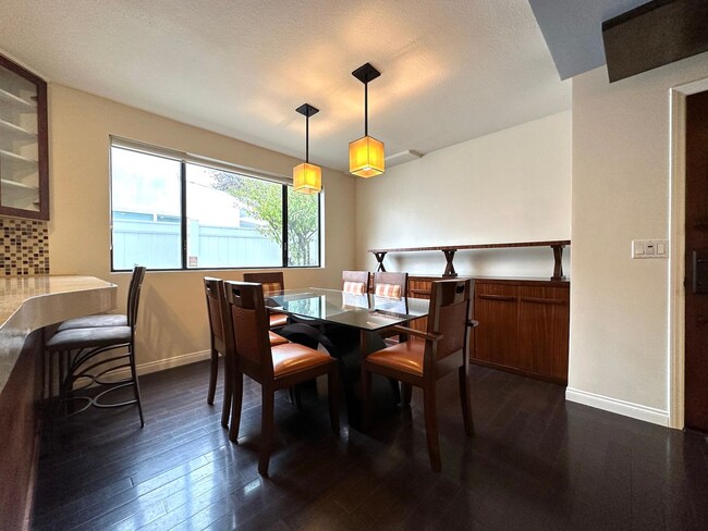 Foto del edificio - Beautiful Two-level Townhome in a West Hol...