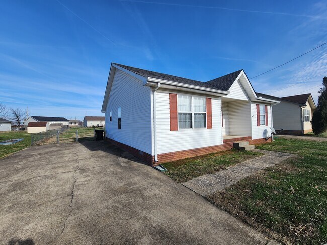 Building Photo - 304 Pioneer Dr