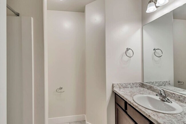 Building Photo - Gorgeous Three Bedroom Townhome; Herriman//