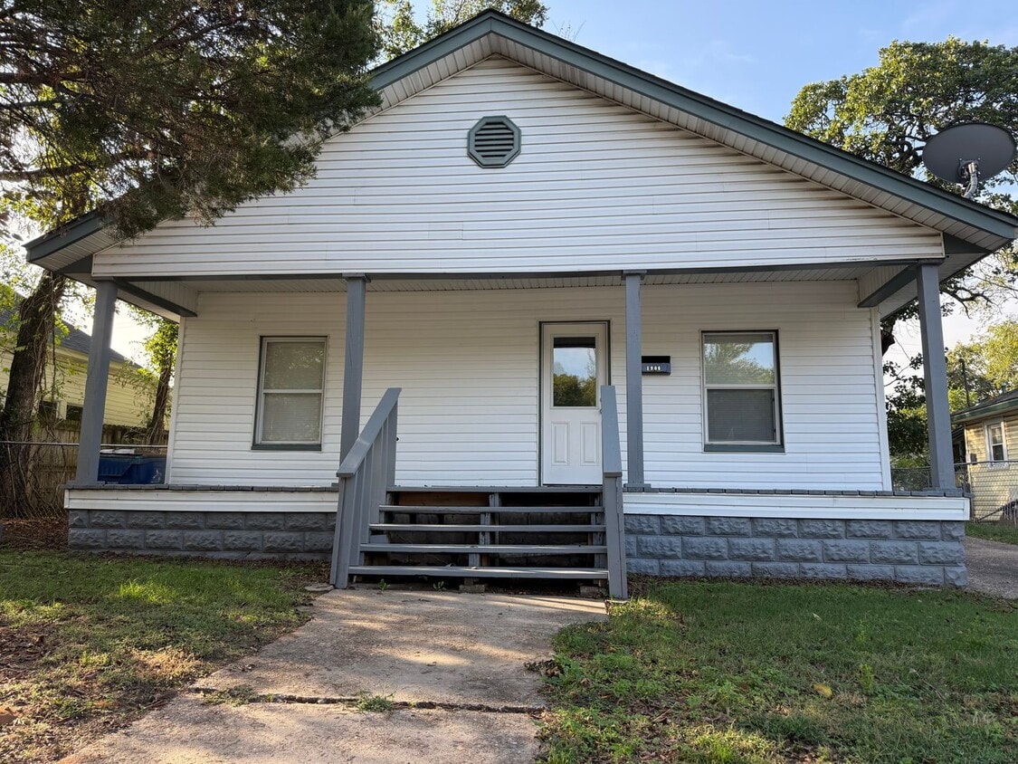 HOUSE: 3 Bed, 1 bath, Large Yard, Newly R... - HOUSE:  3 Bed, 1 bath, Large Yard, Newly R...