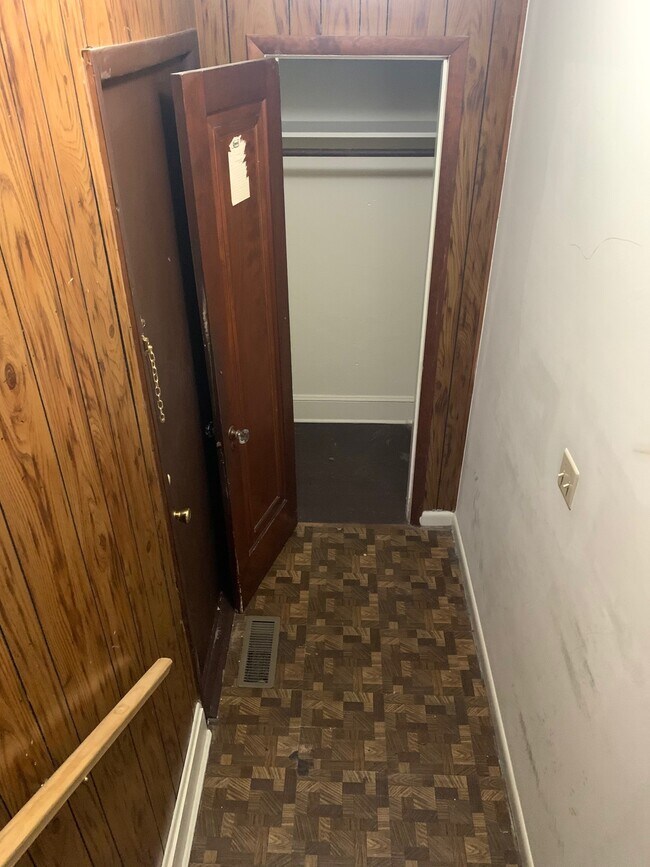 Downstairs Breezeway - 928 S Division St