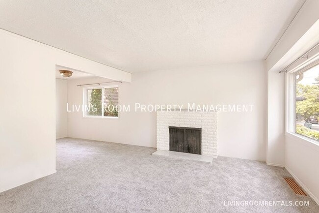 Building Photo - 3740 SE Tibbetts St