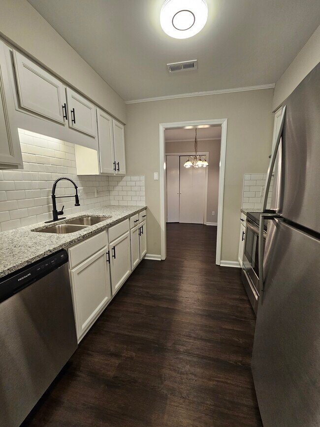 New backsplash, new stainless steel appliances - 4840 N New Hope Rd