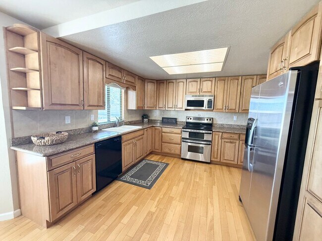 Building Photo - 4460 W Pine Haven Dr
