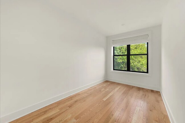 Foto del edificio - 1004A Putnam Ave