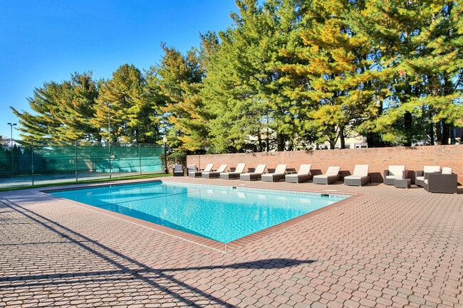 Building Photo - 135 Regents Pk