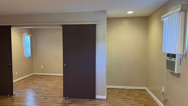 Foto del edificio - 596 S Mentor Ave