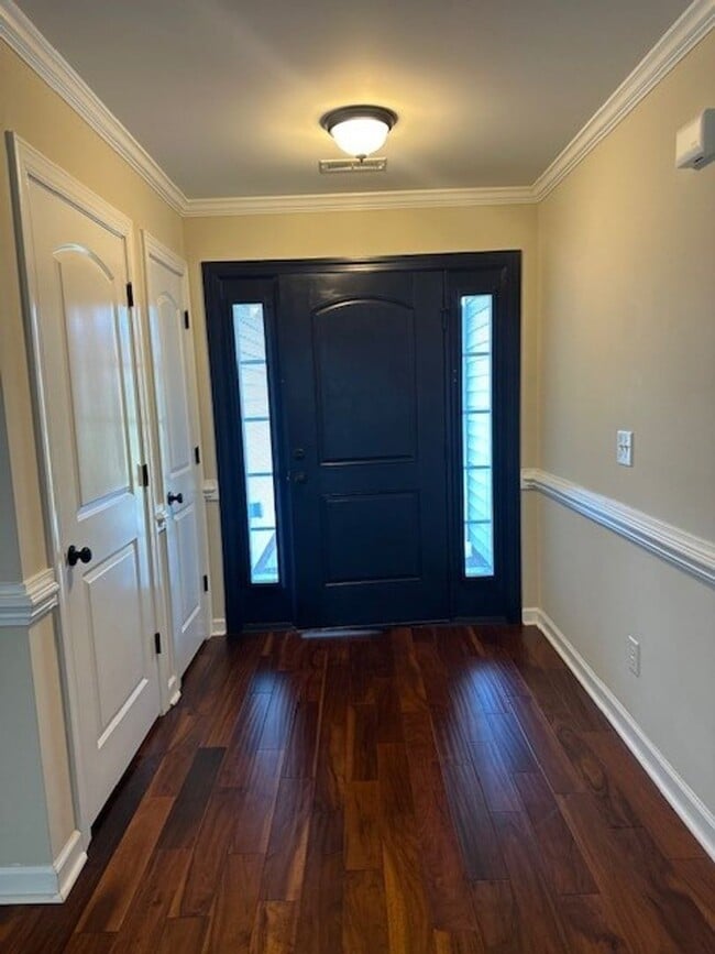 Building Photo - 3 Bed/2 Bath Home with Bonus Room & Screen...
