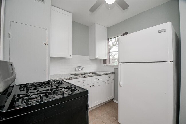 Building Photo - 2824 Dalton St