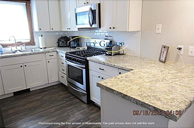 Foto del edificio - 4 Bedroom, 2,5 bath Duplex