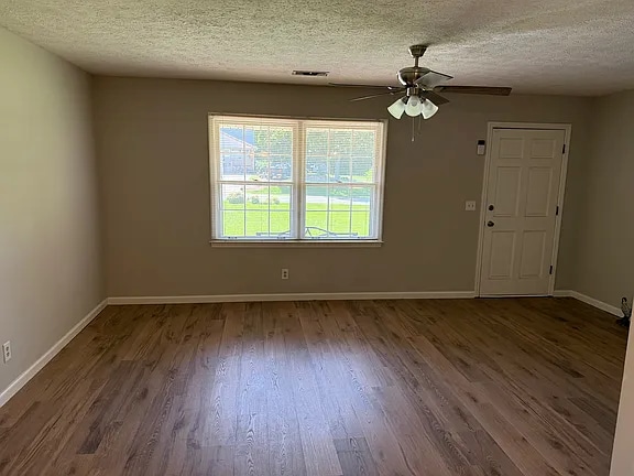 Building Photo - 147 Fern Dr