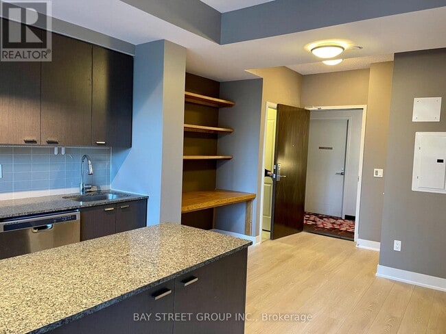 Photo du bâtiment - 88 Sheppard Ave E