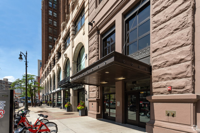 Building Photo - Detroit Savings Bank