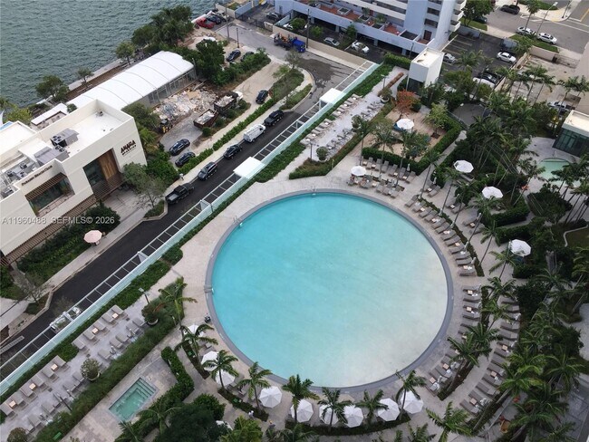 Foto del edificio - 650 NE 32nd St