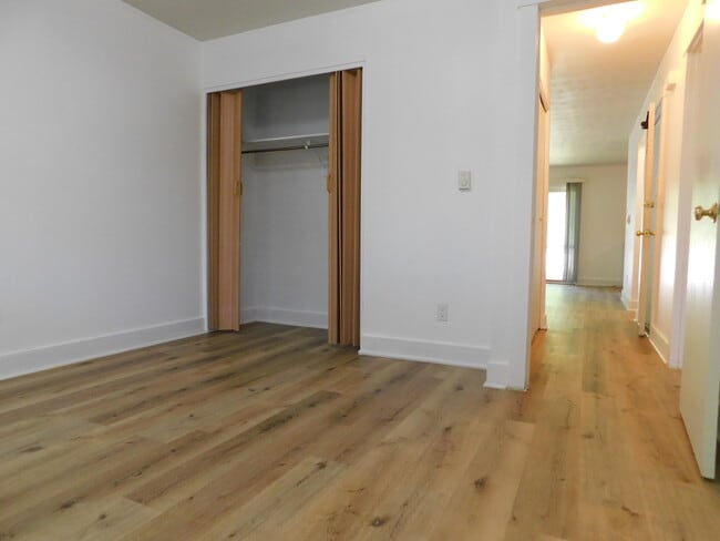 Foto del edificio - 245 Brookridge Ct