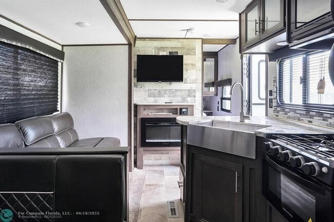 Foto del edificio - 14500 Carver Dr