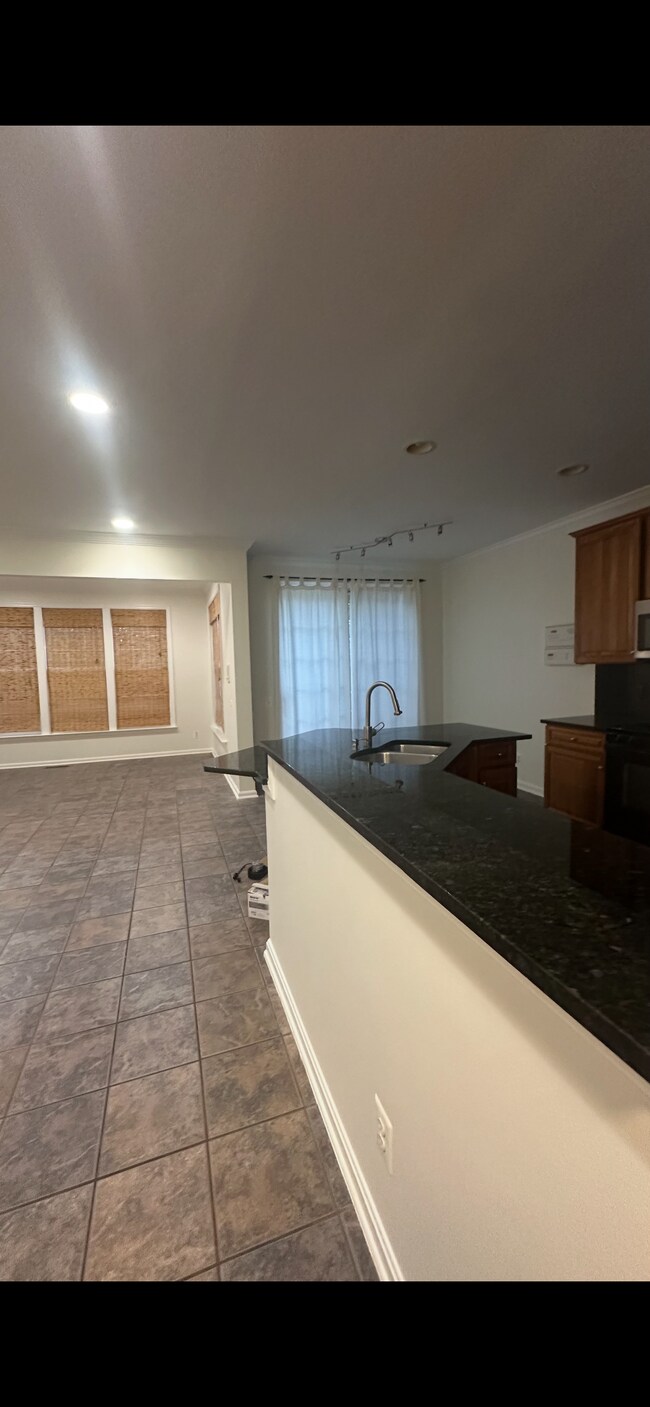 Building Photo - 4087 Oak Village