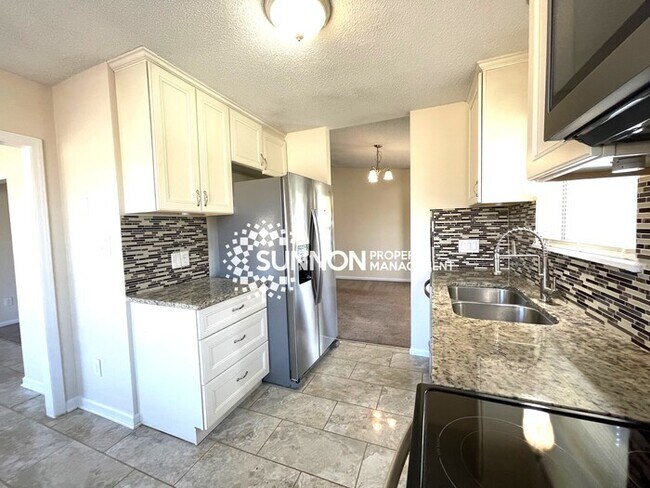 Foto del edificio - Spacious 3 Bed, 2 Bath End Unit