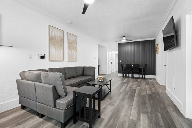 Photo - 806 E Chelsea St Apartment